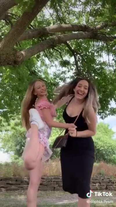 Her cleavage 🤤🤤