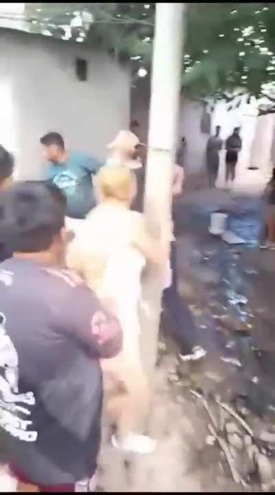 Quilmes: Reventaron bunker de droga y la gente festejó cuando se llevaron detenidos a los tranzas