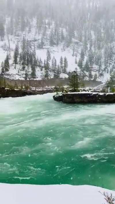 Just look at this emerald color of the water.