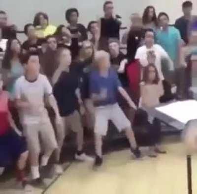 *sigh* I wish my school did this *eye roll*