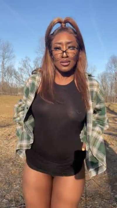 This was my first time ever flashing outside! Hope you guys enjoy 💞