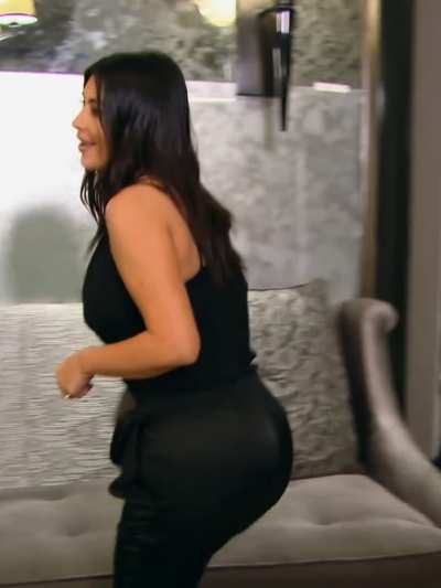 Kim's sexy cleavage in S10