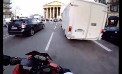 Motorcyclist chases after driver who fled from a hit and run
