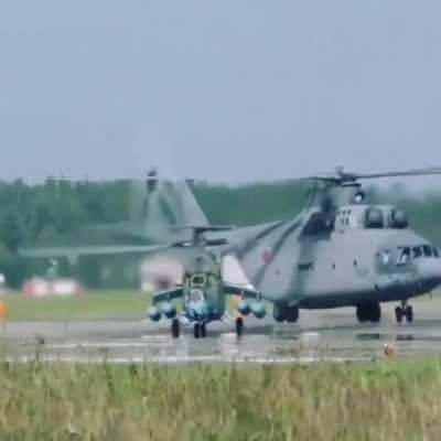 🇷🇺 Difference in size between the Russian Mi-26 heavy transport helicopter and the Mi-24 attack helicopter, side-by-side