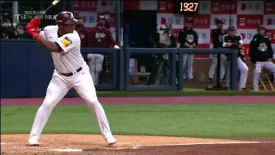 [Highlight] [Highlight] Yasiel Puig helps lift the Kiwoom Heroes to the Korean Series with a big day at the plate (2/2, 2 BB, 2 RBI, 1 HR)