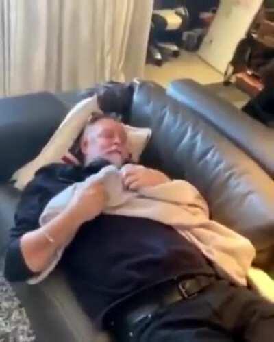 Rentoid tried to sleep before paying rent 🤦 I had to remind him that it was due