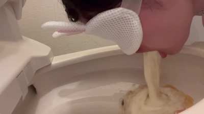 [F/JP/20s | Self‑induced] Breakfast muffin binge ➜ thick pour 🤍🤮 (7‑sec teaser)