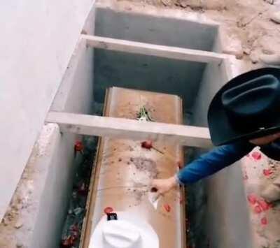 Lmao they put some cocaine on that boys casket.. fucking mexico 😂