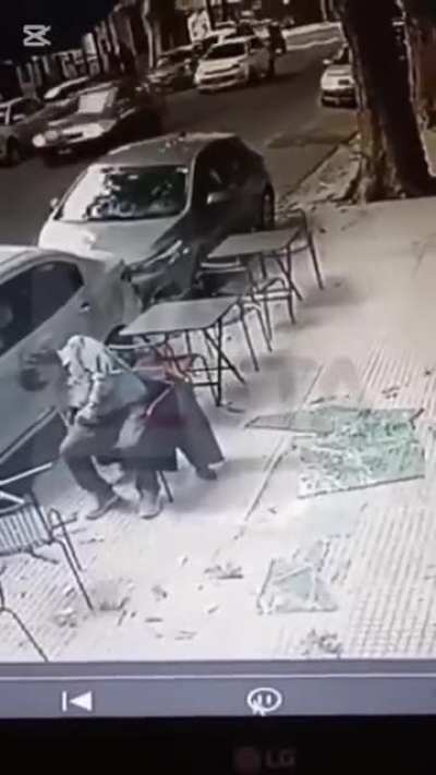 PALERMO: Un hombre estaba tomando un café y un vidrio le cayó en la cabeza