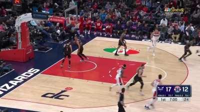 [Highlight] Daniel Gafford inexplicably takes and makes a top of the key jumper, his 4th 10-16 foot shot of the season (100FG%)