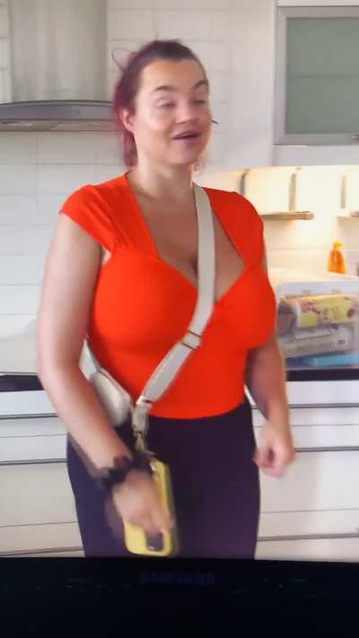 Jonna drar ner din tighta tröja😍😍