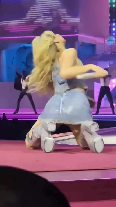 Sabrina Carpenter teasing her fans tonight