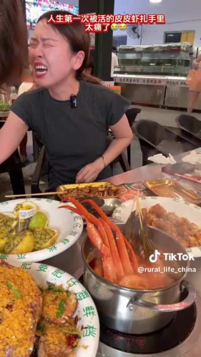 Woman gets attacked by Mantis shrimp after a failed attempt to cook it