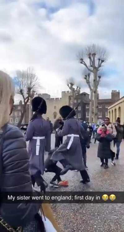 Нельзя стоять на пути у Королевской Гвардии!