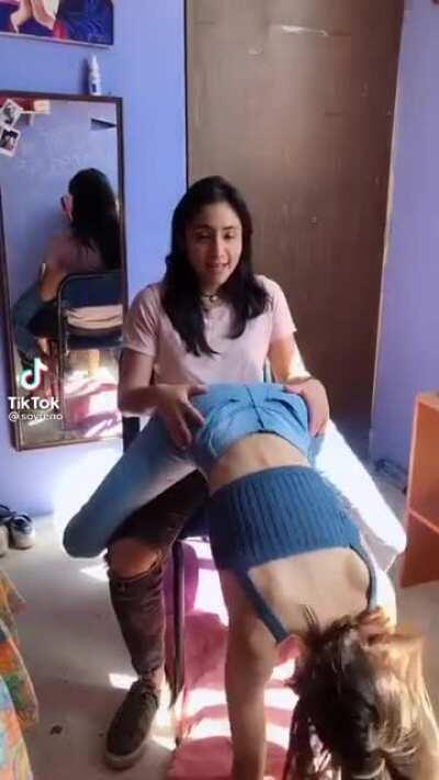 Que rico le agarran el culo a maphiegarcia