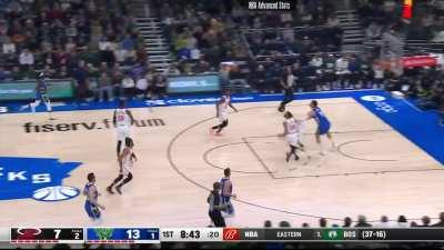 [Highlight] Giannis throws a perfect three quarter court lob pass to Lopez for a layup under the basket