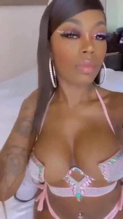 So fucking hot I love how she show off them titties