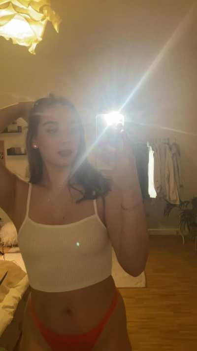 Hi to the 5 horny guys who will see this 🙈