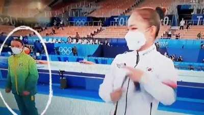 Rebeca Andrade (ouro) dizendo para a ginasta sul coreana Yeo Seo-jeong (bronze), para colocar a medalha 🥰