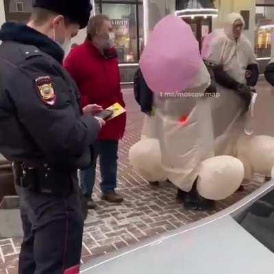 В Москве на Старом Арбате полиция задержала группу людей, одетых в костюмы пенисов.