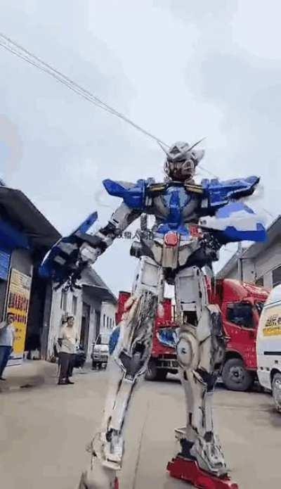 Here's a pretty rad Exia cosplay