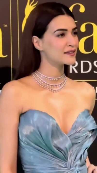 Kriti sanon yummy tits 🤤