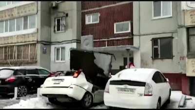 Concrete plate falls down from the rooftop of the apartment complex today in Russia