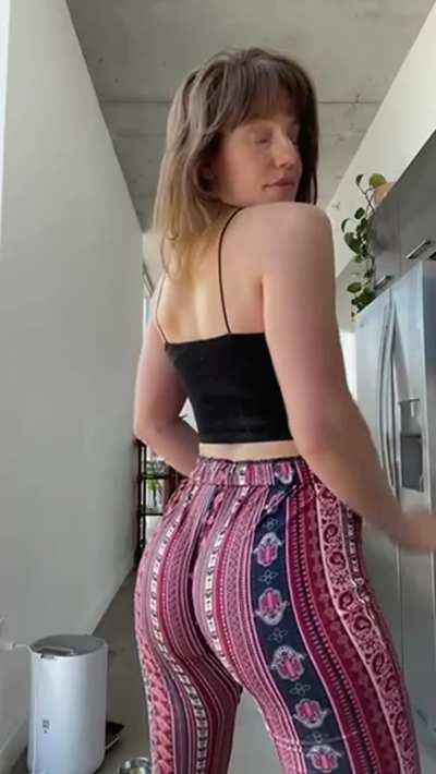 Every ass shake gets your cock 1 inch harder 😜