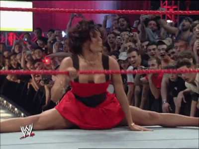 Melina does Splits for Fans behind her