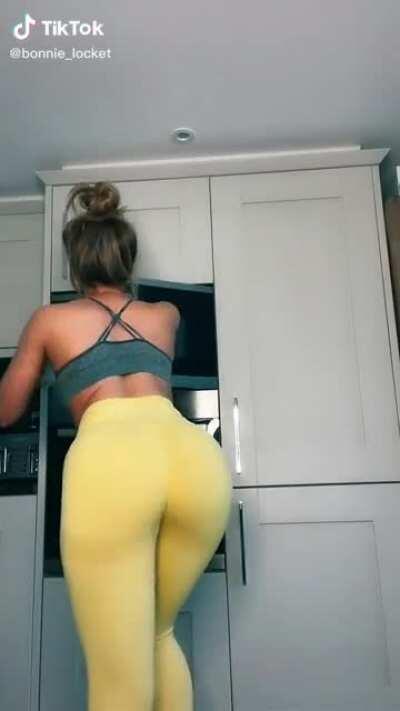 She moves that ass perfectly for her audiance not to miss a thing