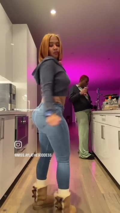 Aylaa tossing that ass
