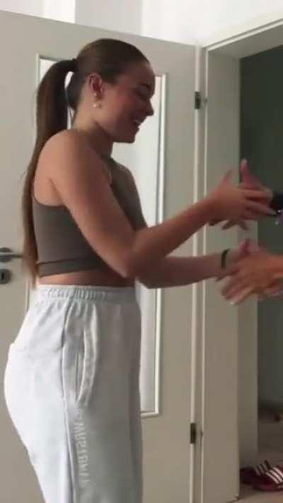 Wie sie mit ihrem Arsch hin und her wackelt 🤤🍑