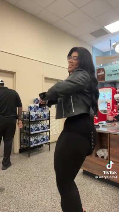 Allat 🎂 you would’ve thought it was her birthday😆