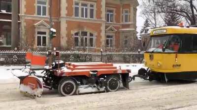 Einmal im Jahr hat sie Ausgang, die Schneepflugstraßenbahn