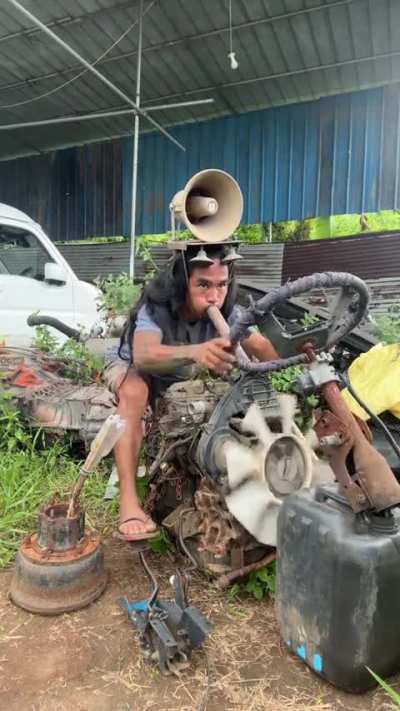 The guy identifies himself as Peterbilt 579.