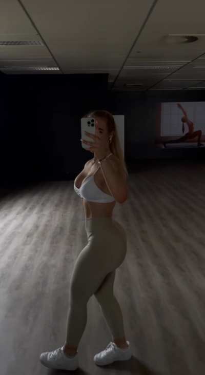 Who's brave enough to fuck in public gym?