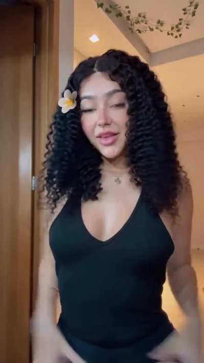 Ela ficou bem cacheada