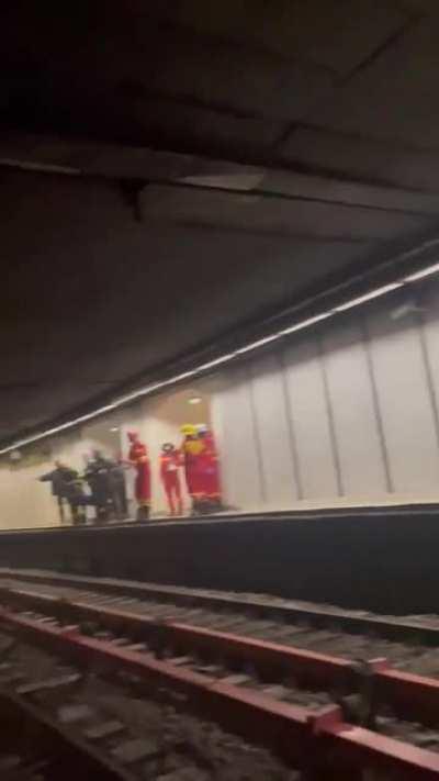 Suntem în metroul de Pipera, s-a reluat circulația. Trenul avariat e încă în tunel, motiv pentru care între Romană și Unirii se merge încă pe același fir (trenurile de Pipera/Berceni opresc la același peron la Universitate, se merge alternativ).