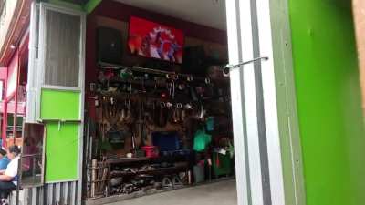 Soundtrip ng mga matatandang sumusuporta sa kurap na pulitiko. 