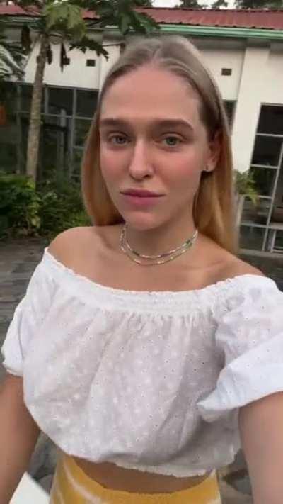 Sooo 😉 what do you about this braless look?