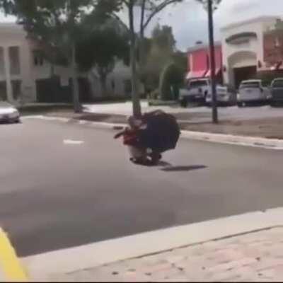 El joven si no aparezco en tu video te saco la cresta na mentira i love youuu