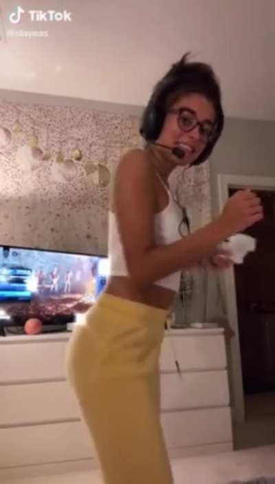 Look at her twerking that sexy ass(deleted video)