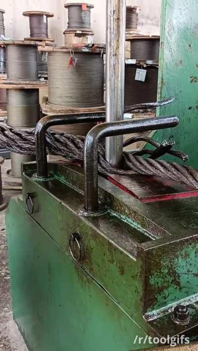 Wire Rope Splicing Machine With A Giant Needle