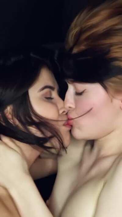 Look At The Way They Kiss. Sooooo Beautiful 😍