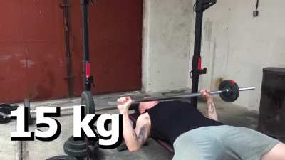 čo počuva Evžen keď ide pumpovať