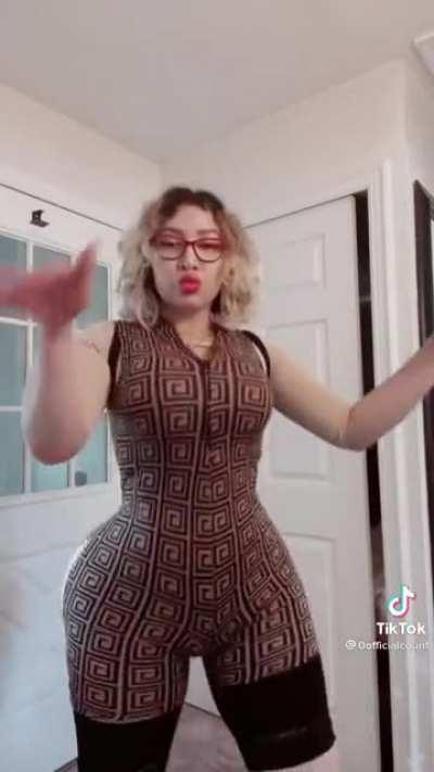 DAMN she’s so thick🤤