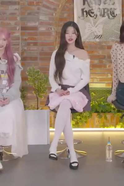 IVE_Wonyoung flat with white nylon