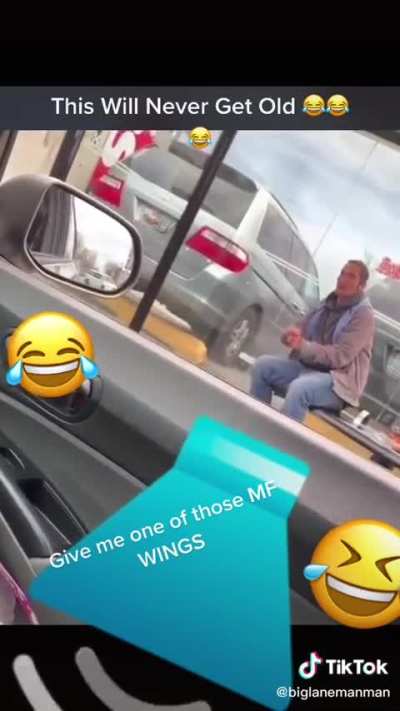 lol this shit have me dead every time. “Give me 1 of them mufuccin wings OG” 😂