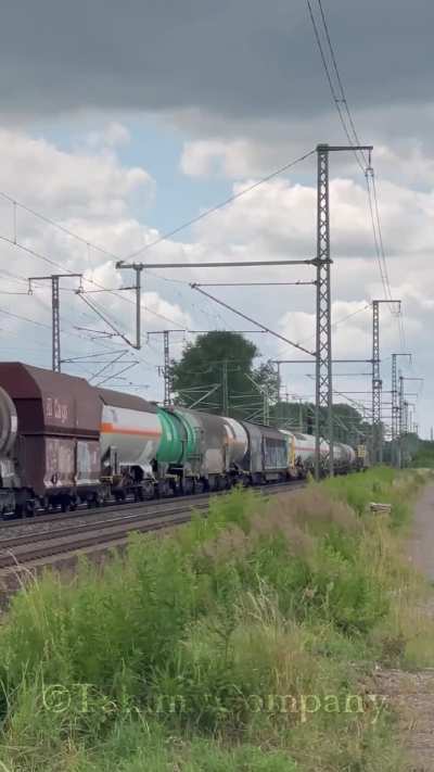 DB-Cargo mit der 152 051-9 + 249 017-5 mit einem Mischer