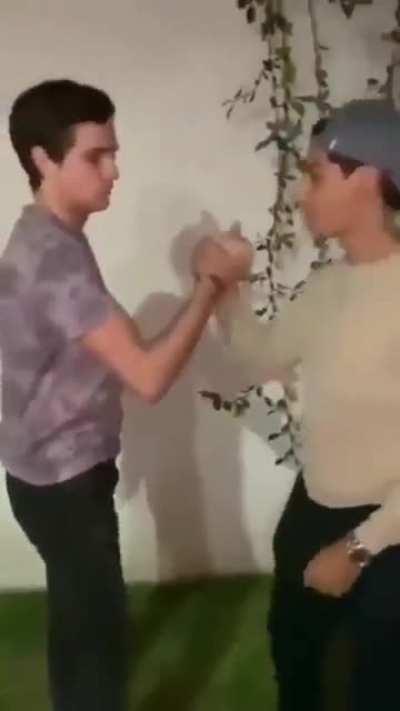 Muquinha chegando no churras dos crias e cumprimentando os convidados: